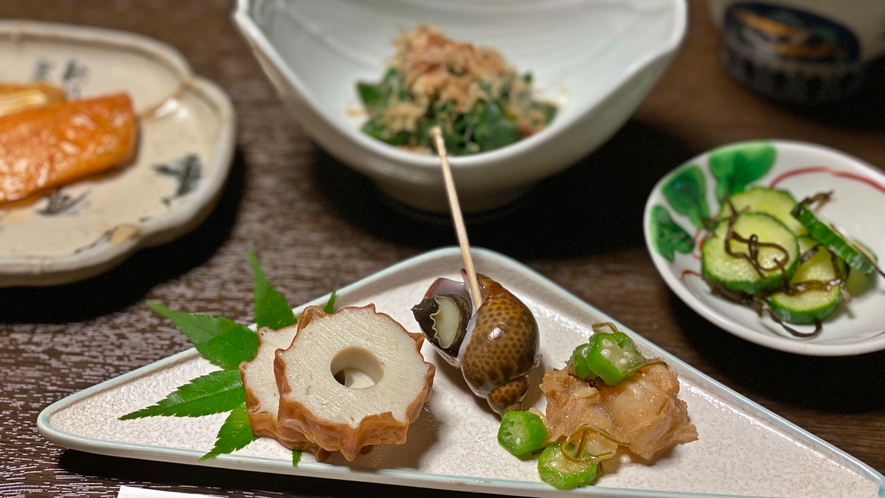 *【朝食一例】焼き魚などのメイン＋小鉢が並んだ和朝食。こう見えてもボリューム◎なんですよ♪