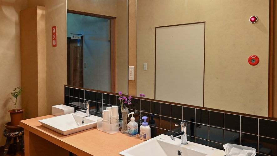 *【館内一例】大きい鏡が貼られた共同洗面台を2つ完備しております。