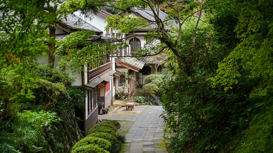 *【参道】清水寺の駐車場から参道を５分程、登っていただくと静寂な自然に囲まれた当館が見えてきまます。