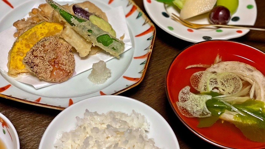 *【精進料理　一例】天ぷら・お吸い物・食後のフルーツなど多彩な料理をご用意。
