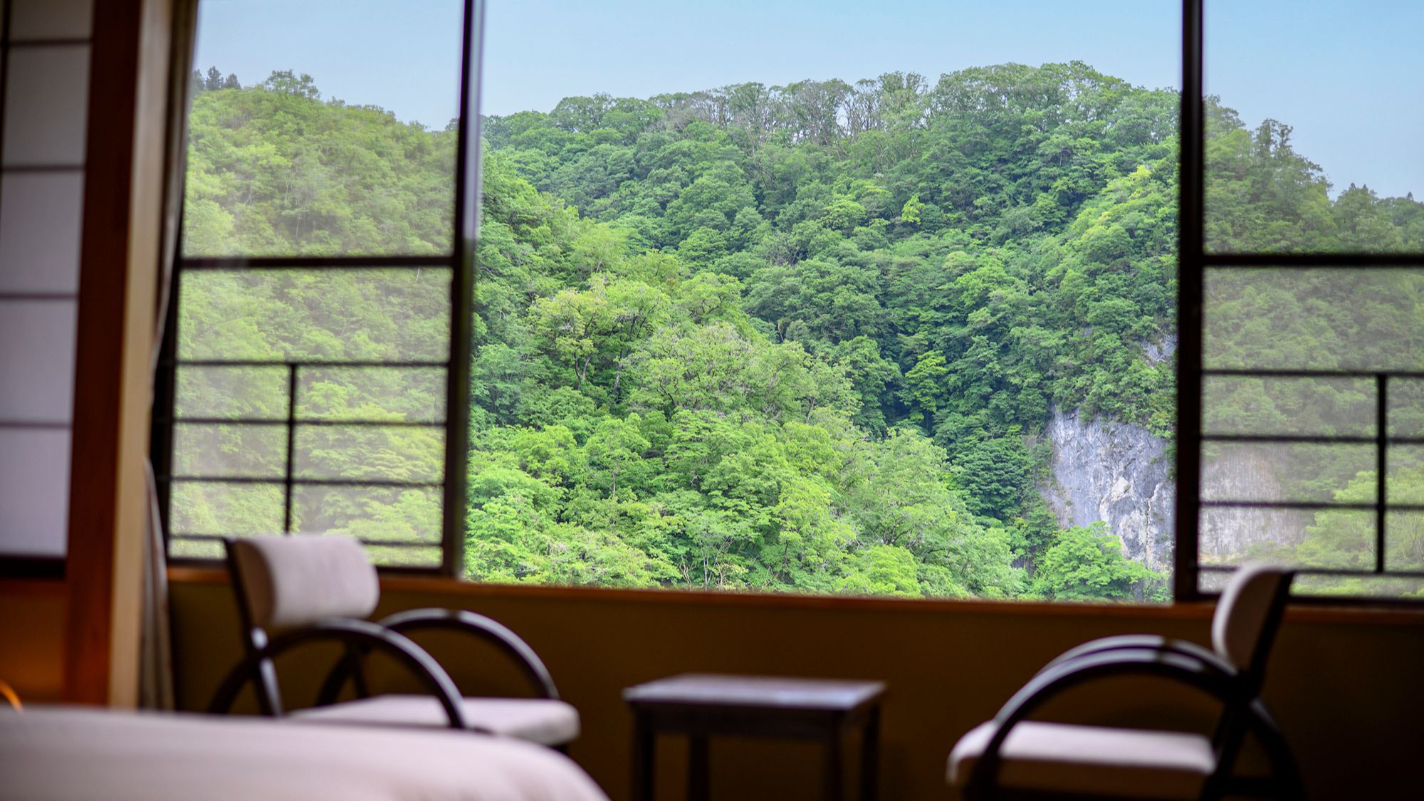 石灰岩の岩肌と緑が織りなす湖畔の景色が、客室から刻々と移ろいます。