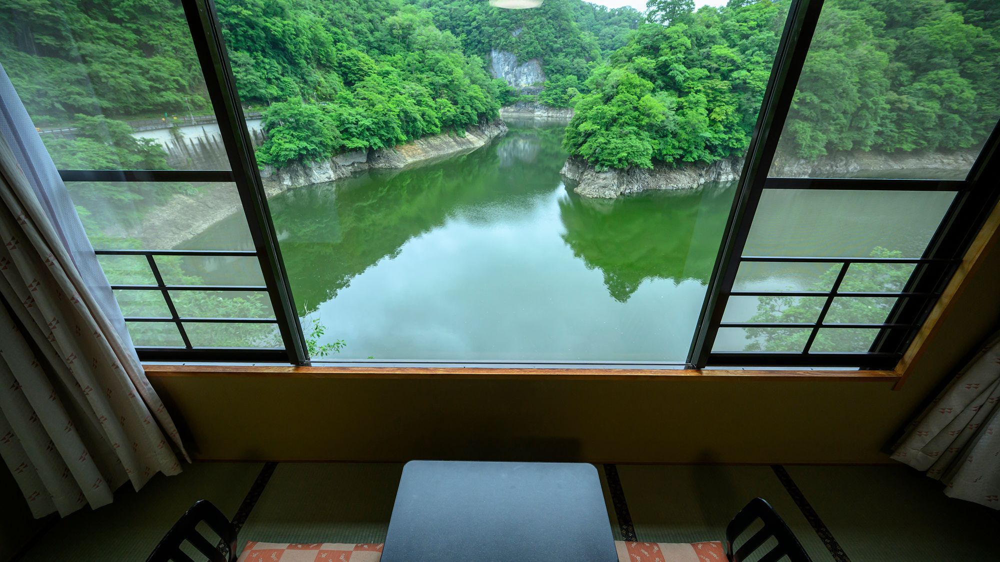 緑を望む和室でゆったり滞在
