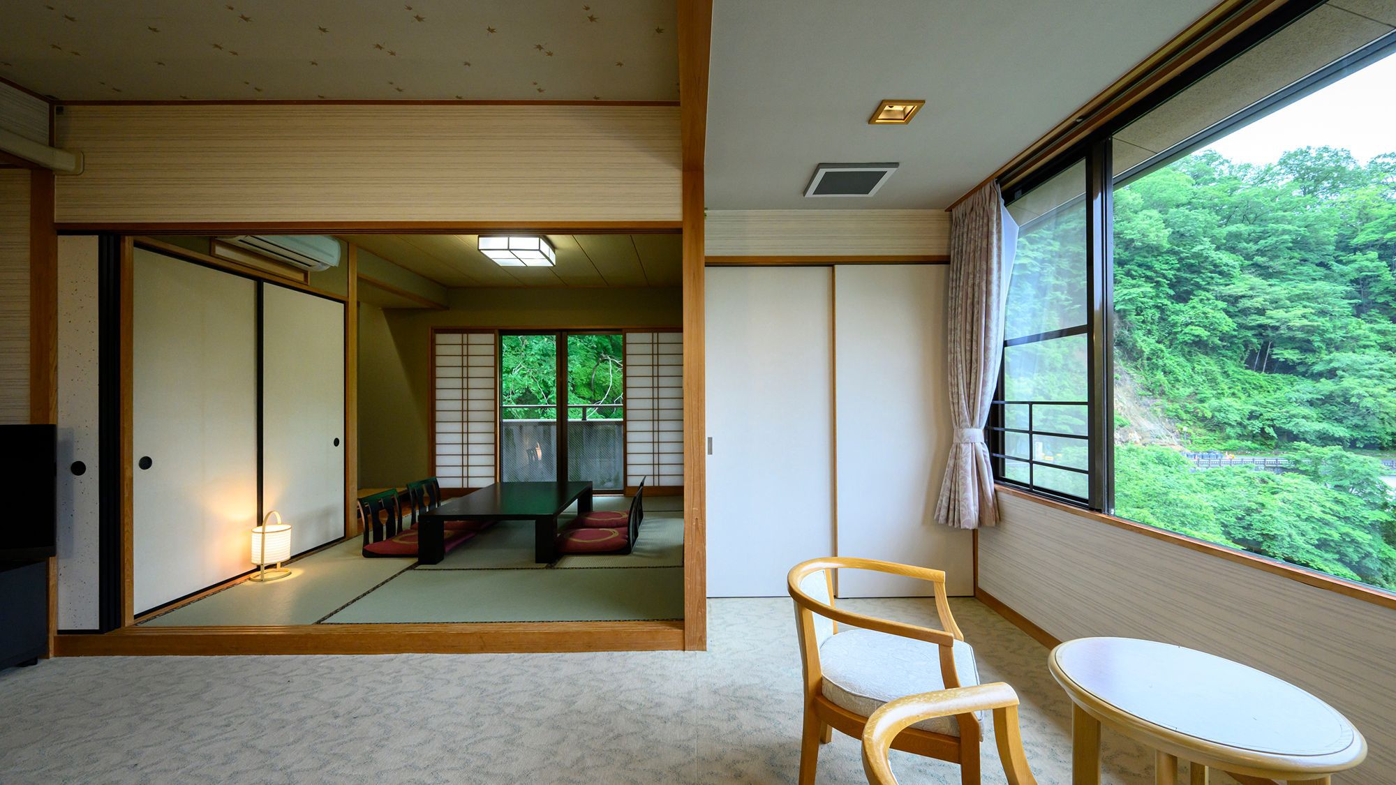帝釈峡の緑を眺めながら、畳でも椅子でも、思い思いのスタイルでお過ごしください。