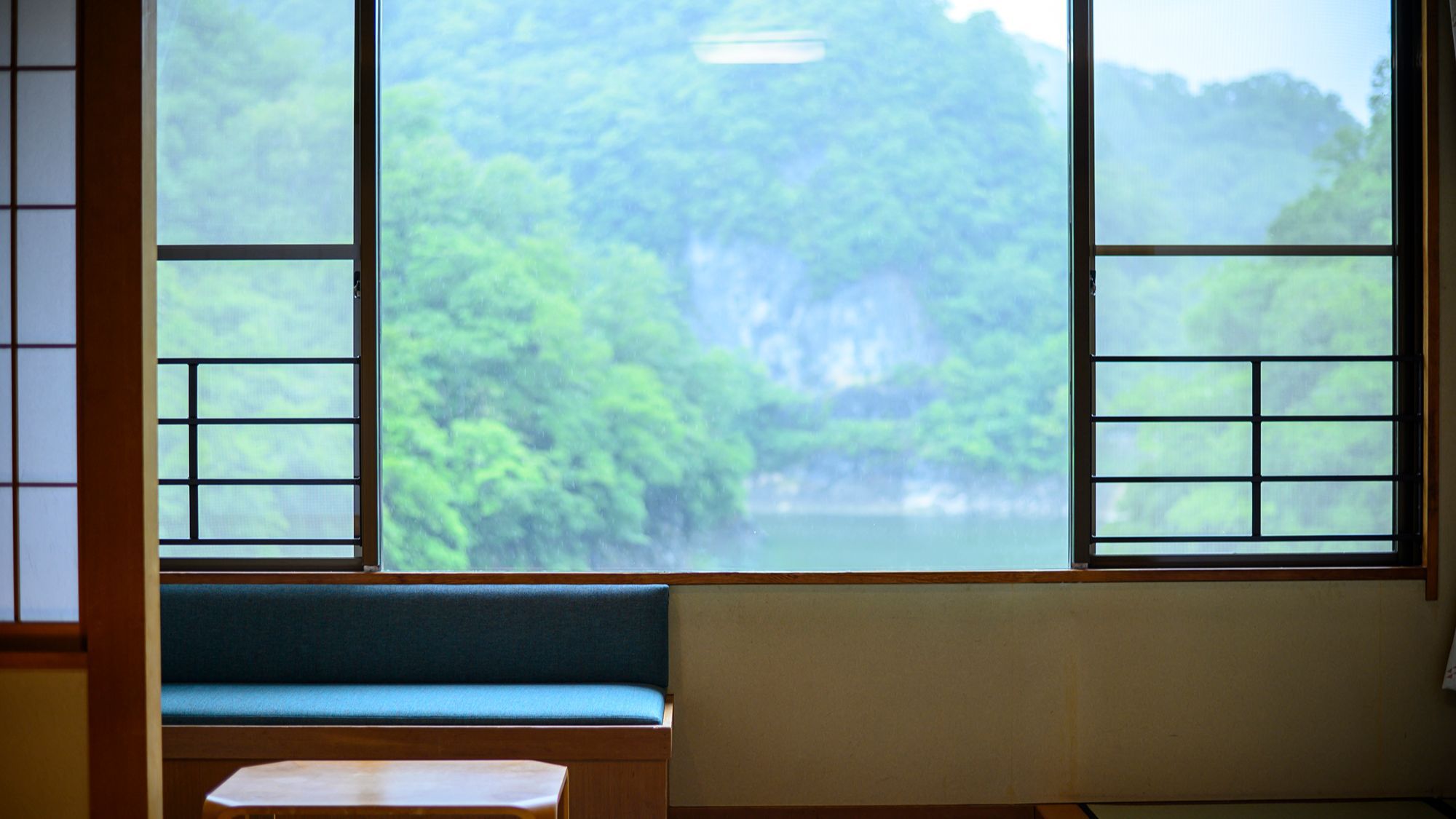 四季の景色を楽しむ和の客室