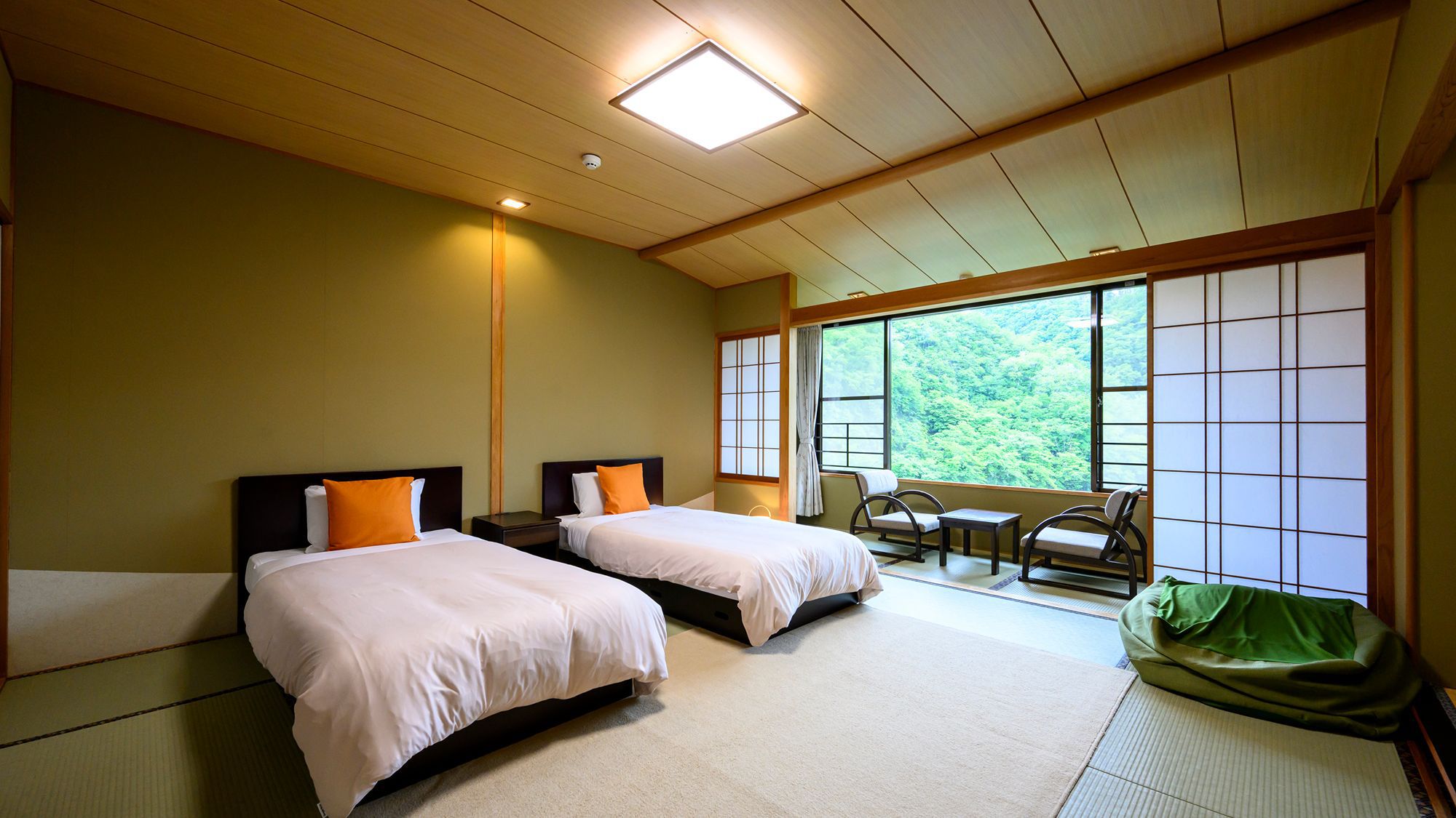 畳の間でゆっくり過ごしながら、ベッドでぐっすり眠りたいご要望にお応えした3階和室ツインです。