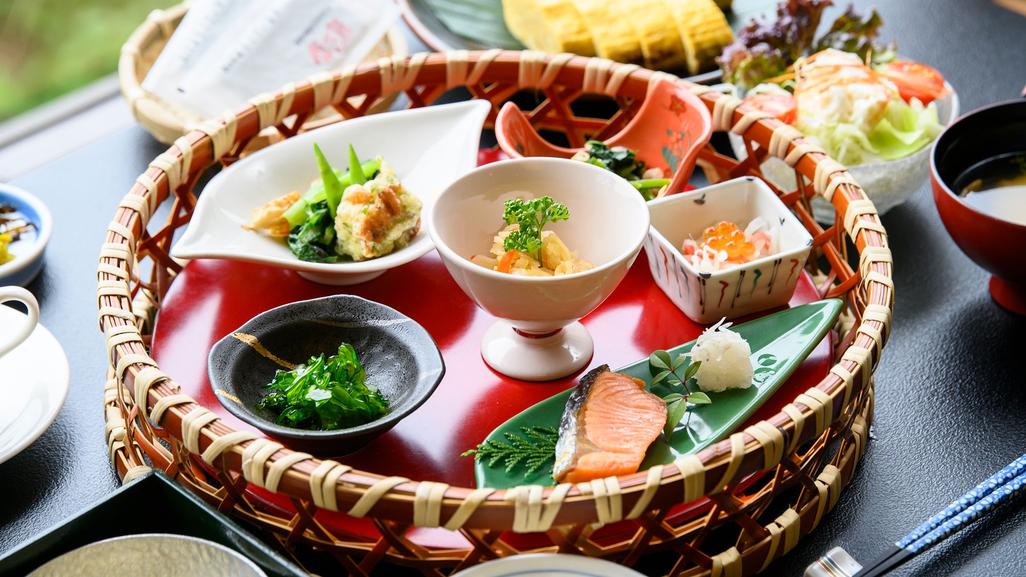 竹の器に彩り豊かなおかずが並ぶ和朝食が、新しい一日を清々しく整えます。