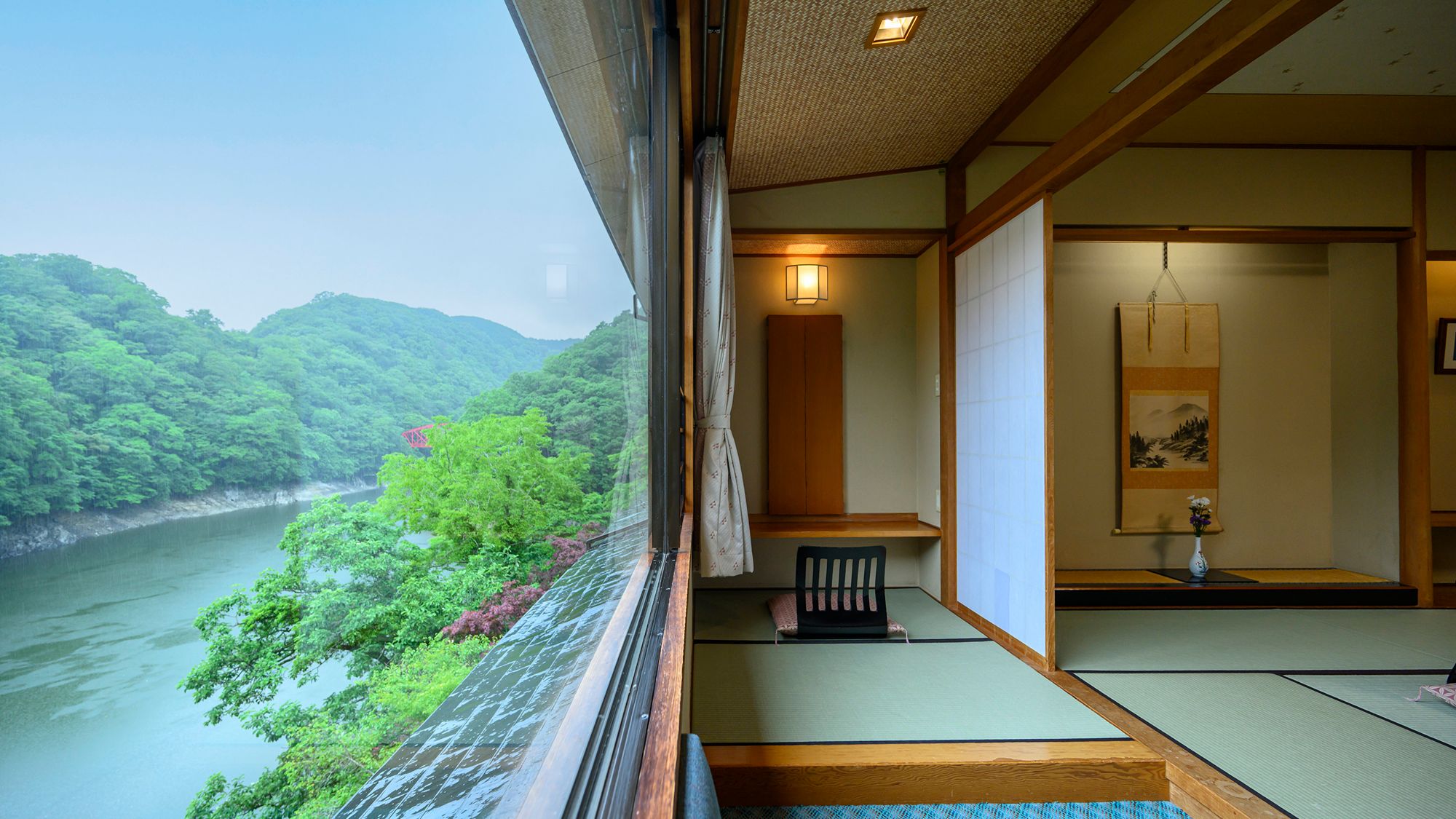 畳敷きの広縁から眺める神龍湖の景色が、帝釈峡の清々しい一日を開きます。
