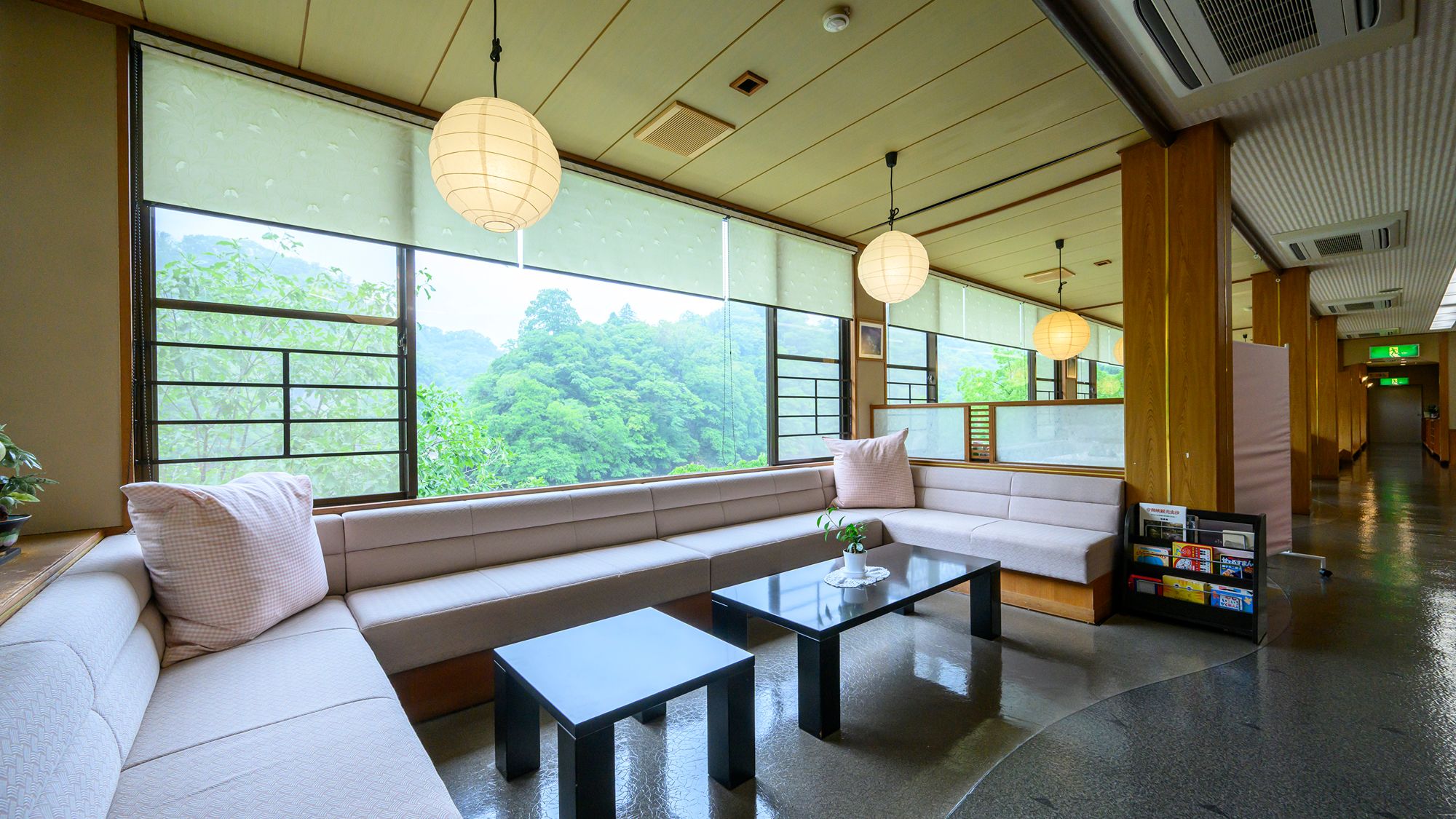 観光情報も揃うロビーで、帝釈峡での旅の計画をゆったりとどうぞ。