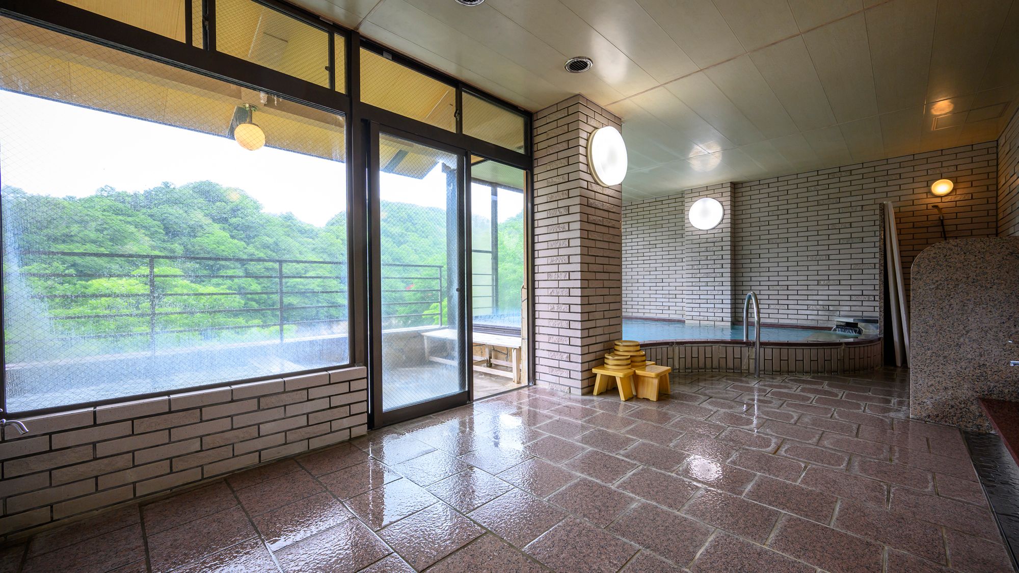 ゆったりとした内湯から、そのまま神龍湖を望む露天風呂へ。帝釈峡の湯をご堪能ください。