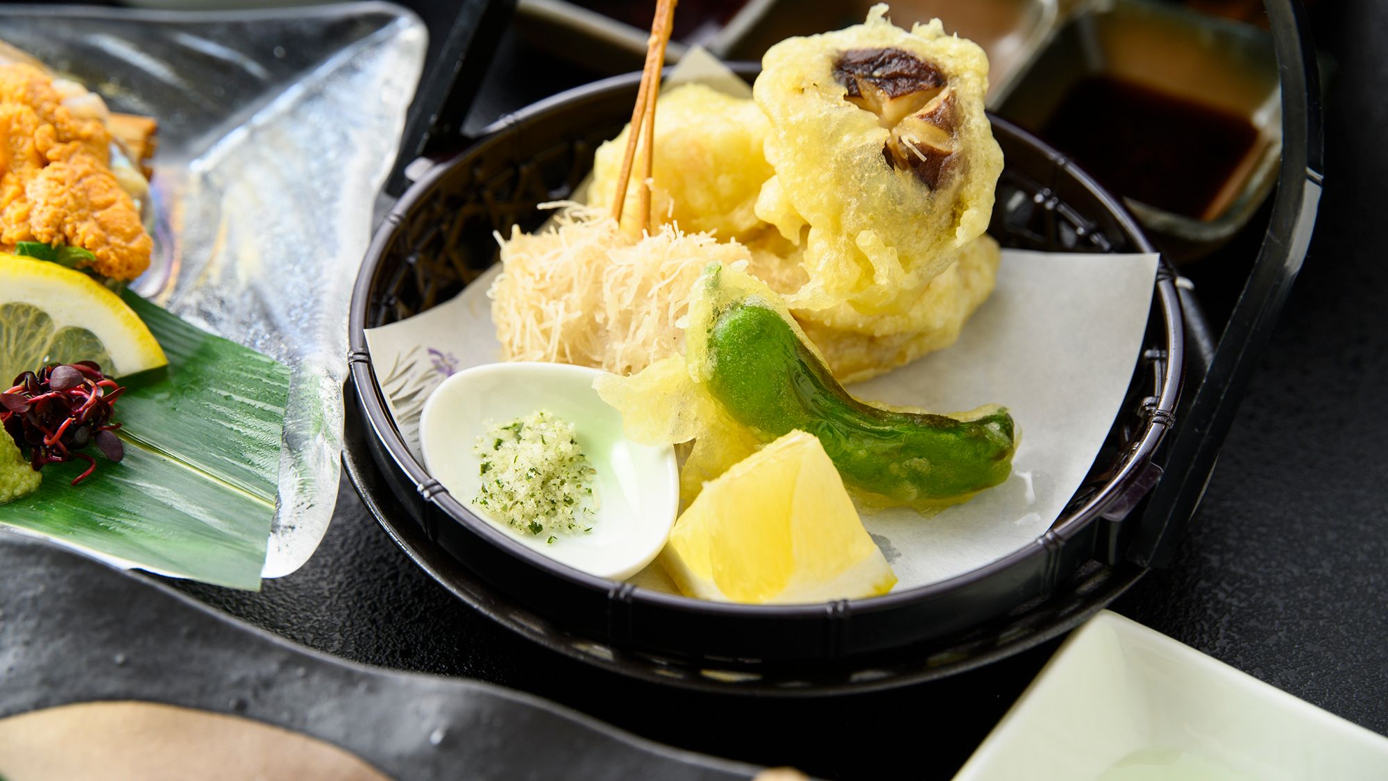 帝釈峡が誇る松茸をはじめ、地元野菜の旨みを天ぷらで味わう贅沢なひととき。