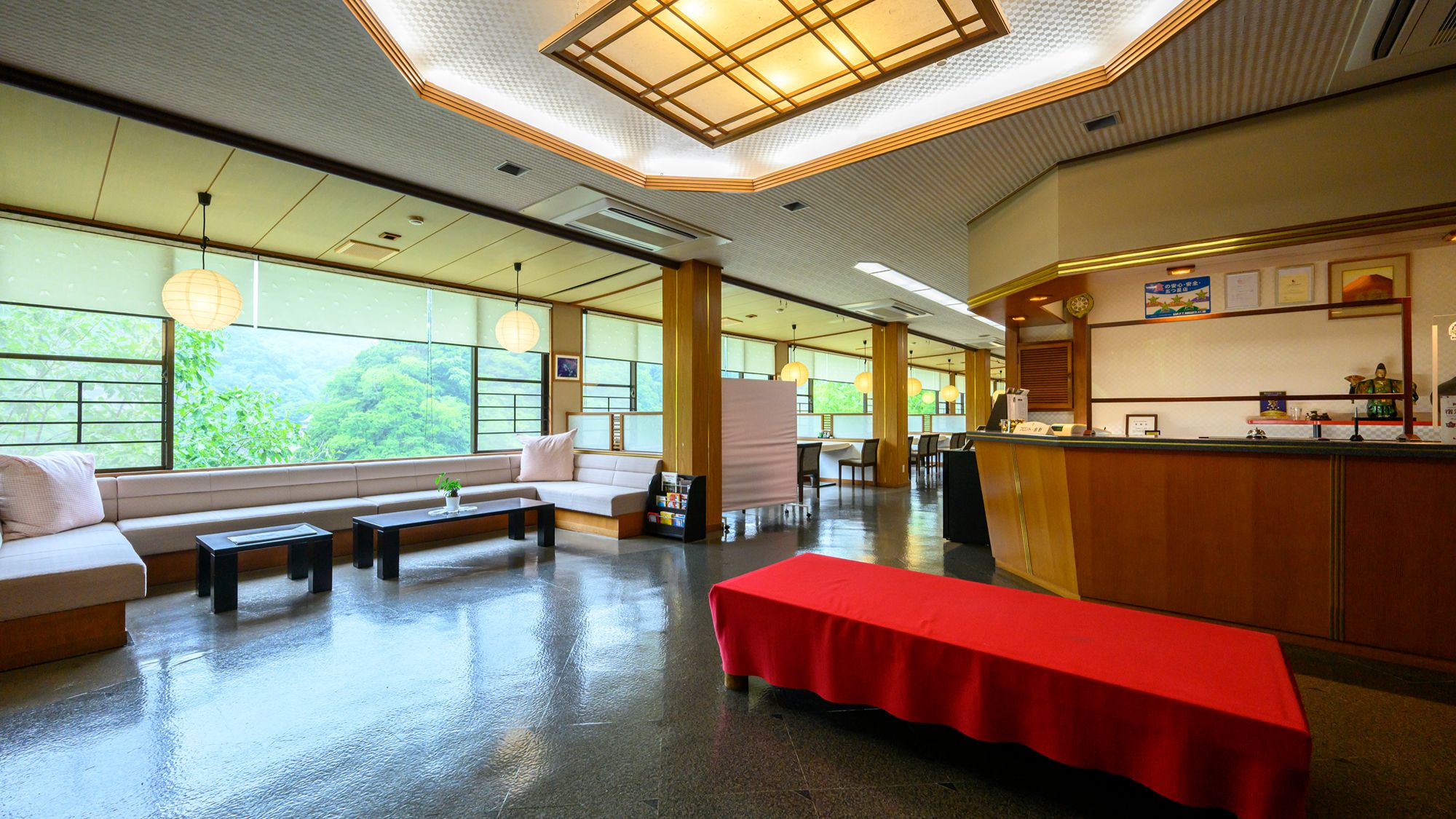 帝釈峡の緑が窓を満たすロビーが、旅の始まりと終わりを温かく迎えます。