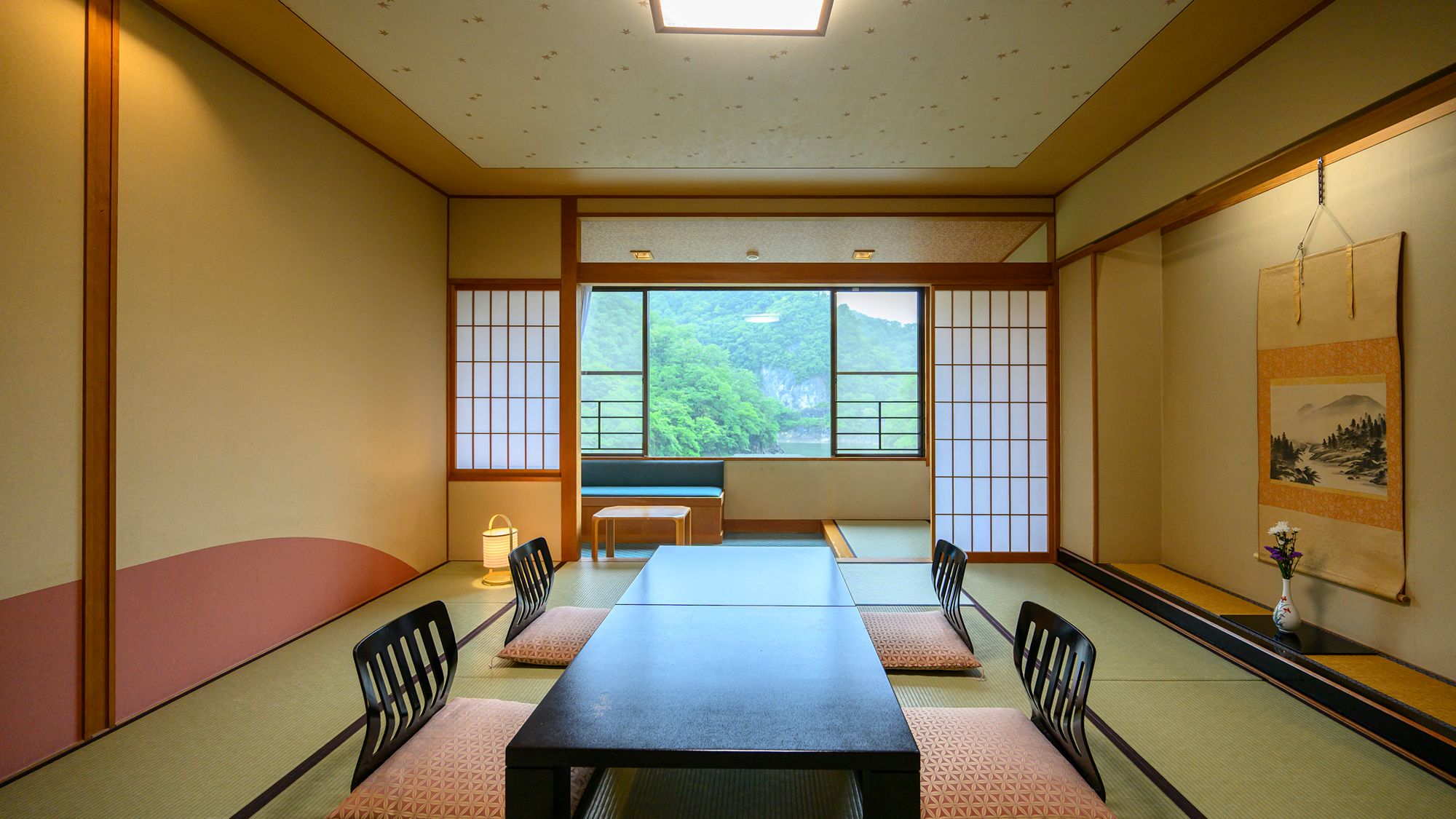 床の間のしつらえに和の心が宿り、神龍湖を望む広縁がくつろぎのひとときを約束します。