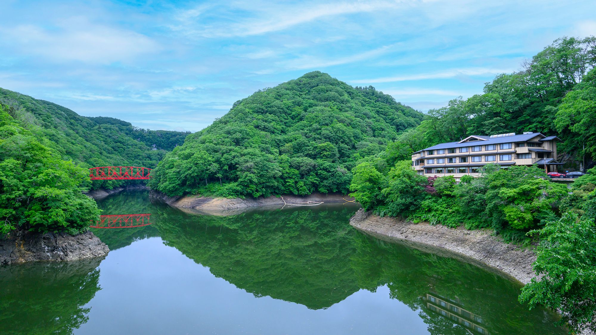 緑に包まれた神龍湖のほとりに、錦彩館はあります。