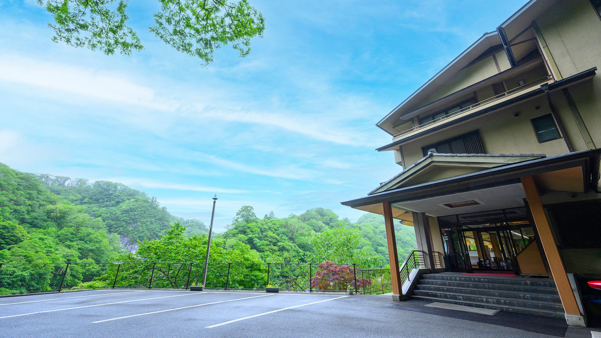 帝釈峡の空と緑に映える錦彩館の佇まいが、旅の期待を高めてくれます。