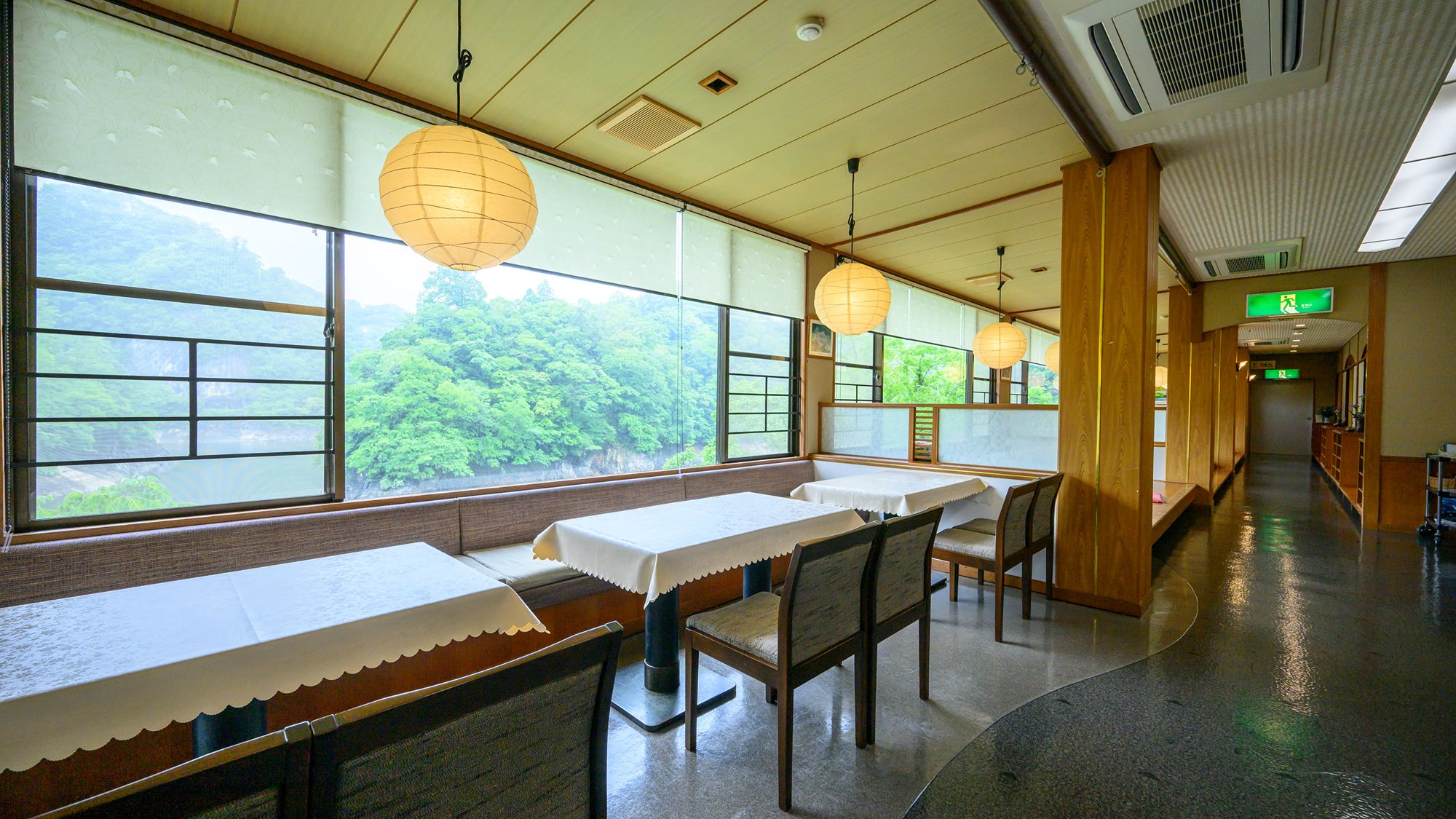 神龍湖を望む全席湖側の食事処で、比婆の会席料理をゆっくりとお楽しみください。