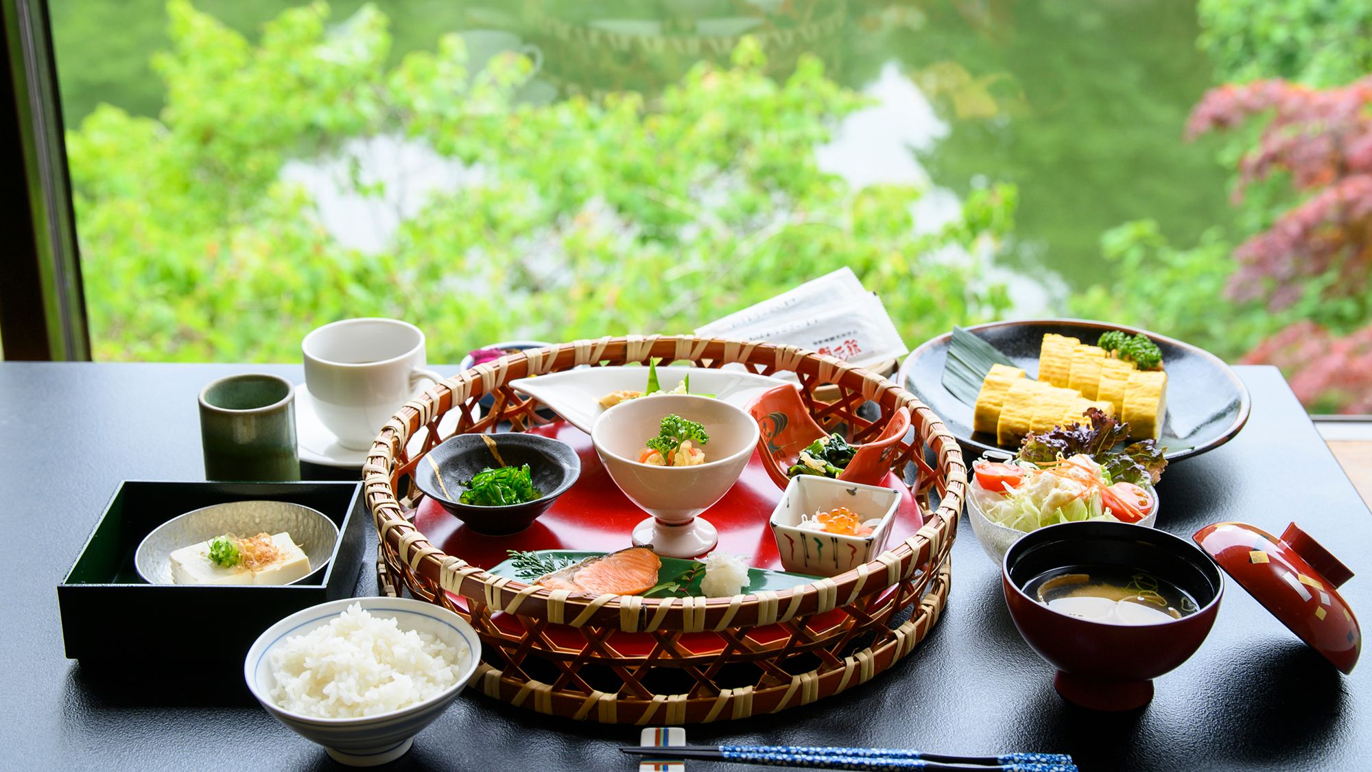 鮭・山菜・いくらと、地元の恵みを丁寧に仕立てた和朝食で清々しい朝を。