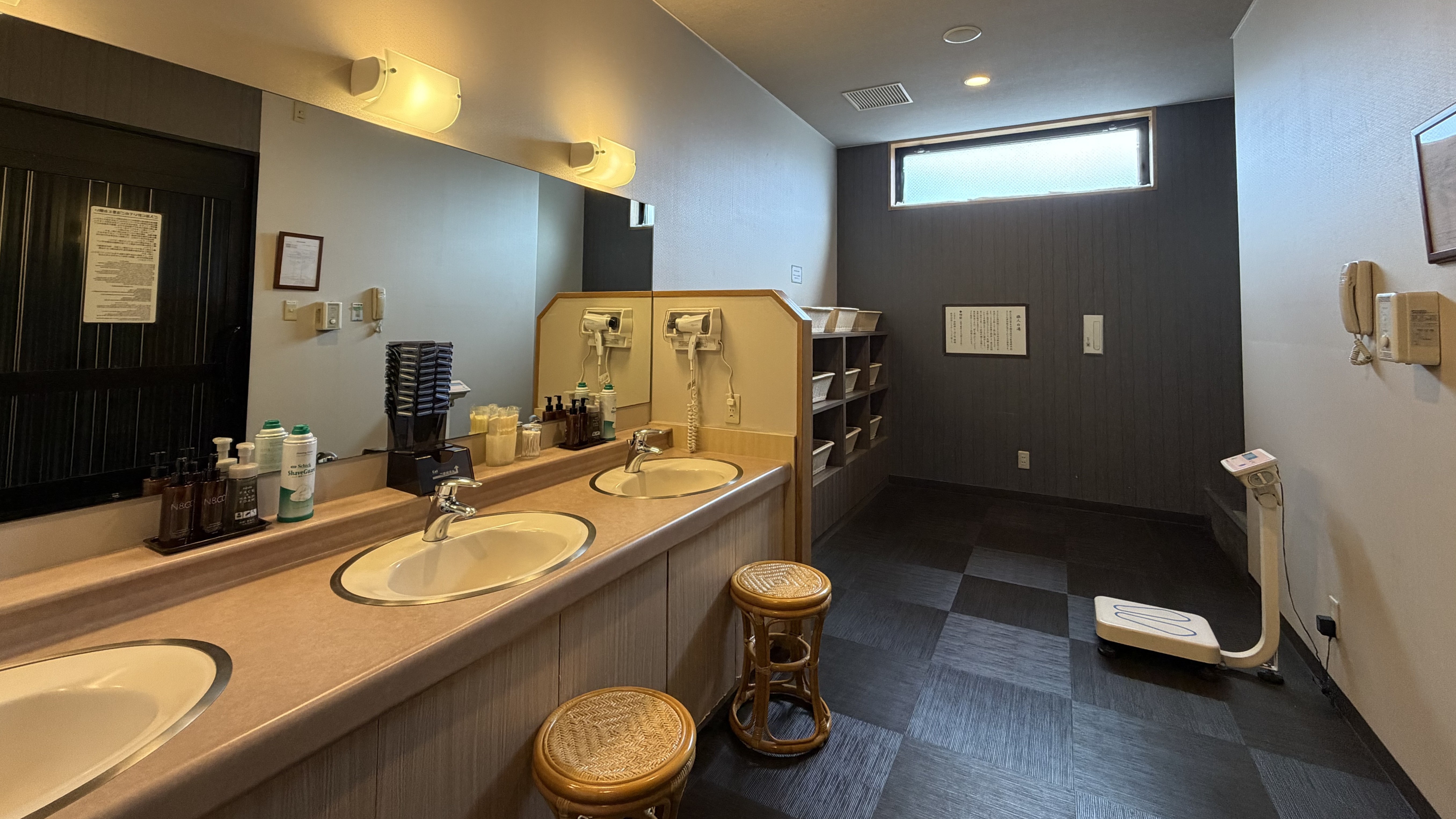 男性大浴場脱衣所