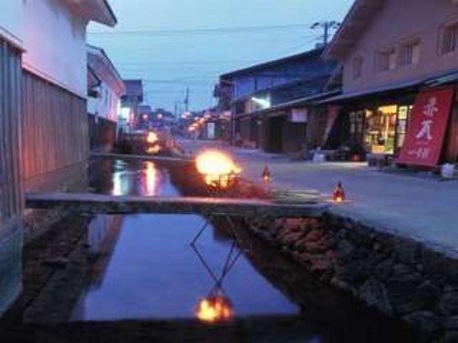 白壁土蔵”赤瓦”は当館から車で約１０分。土蔵を改装したかわいいお店がたくさんありますよ