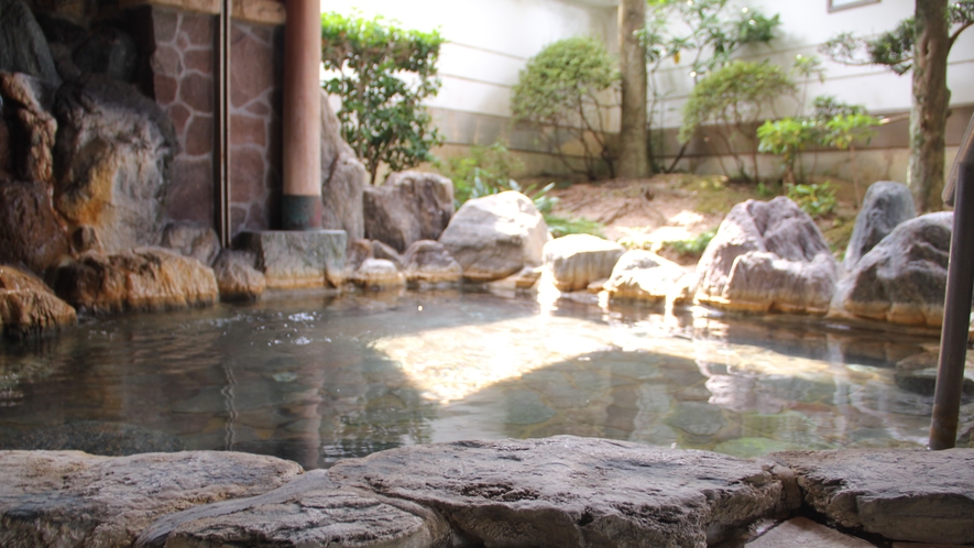 【女性露天風呂】外の空気を吸いながら温泉でのんびりおくつろぎ下さい。