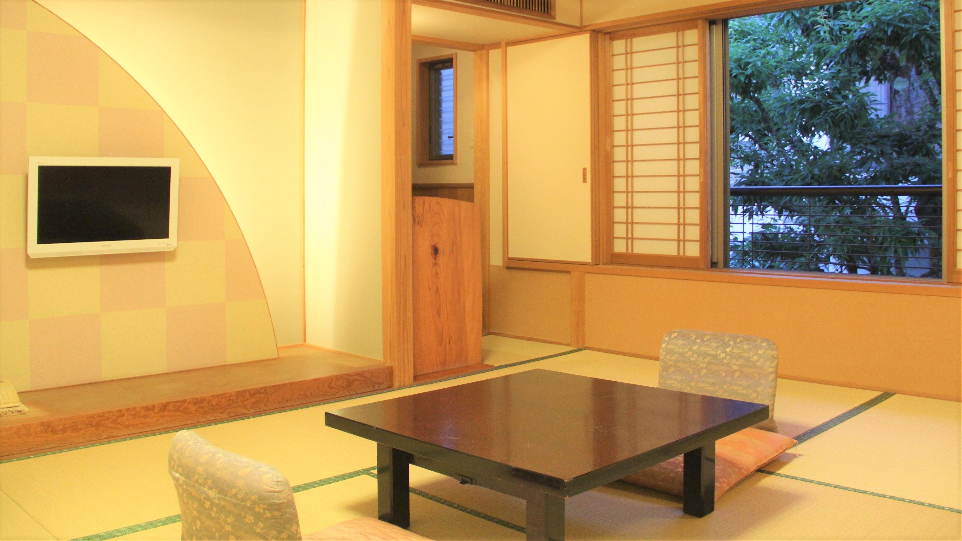 【和風モダン客室/禁煙】（さざんか）　8畳バス無トイレ付のお部屋　テレビは壁掛けです。