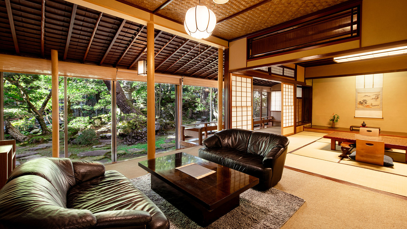 【朝賀の間：プレミアム】窓一面に庭園が広がるお部屋。どこか別の世界に迷い込んだような気分に浸ります。
