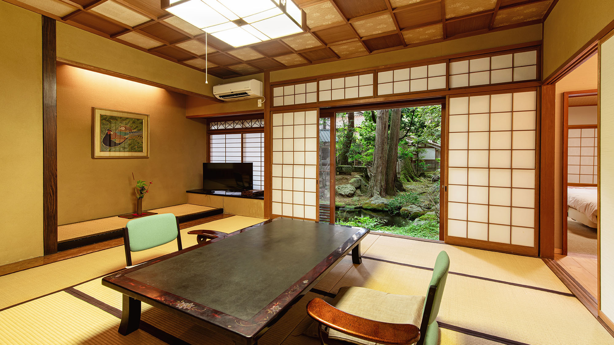【よし野：和洋室スイート】各お部屋が庭園に面した造りです。
