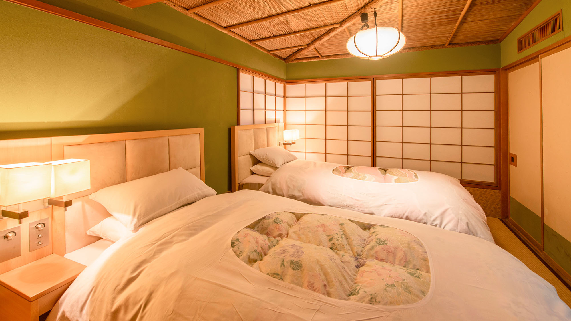 【春の館‐庭園側和洋室】旅の疲れを癒す快適なベッドタイプのお部屋です。