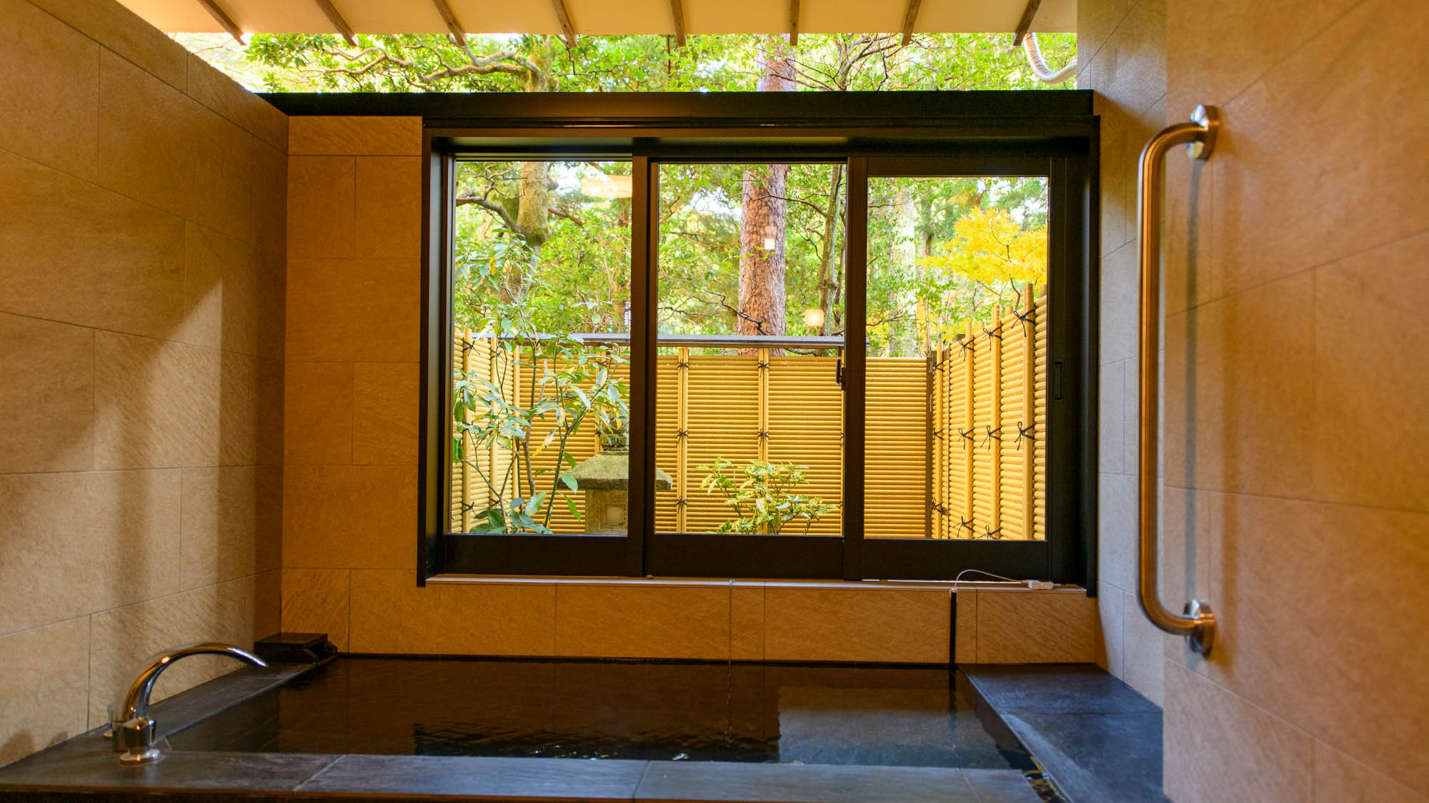 【源泉かけ流し半露天風呂付/蓬莱の間】和室2間と源泉かけ流しの温泉付き客室