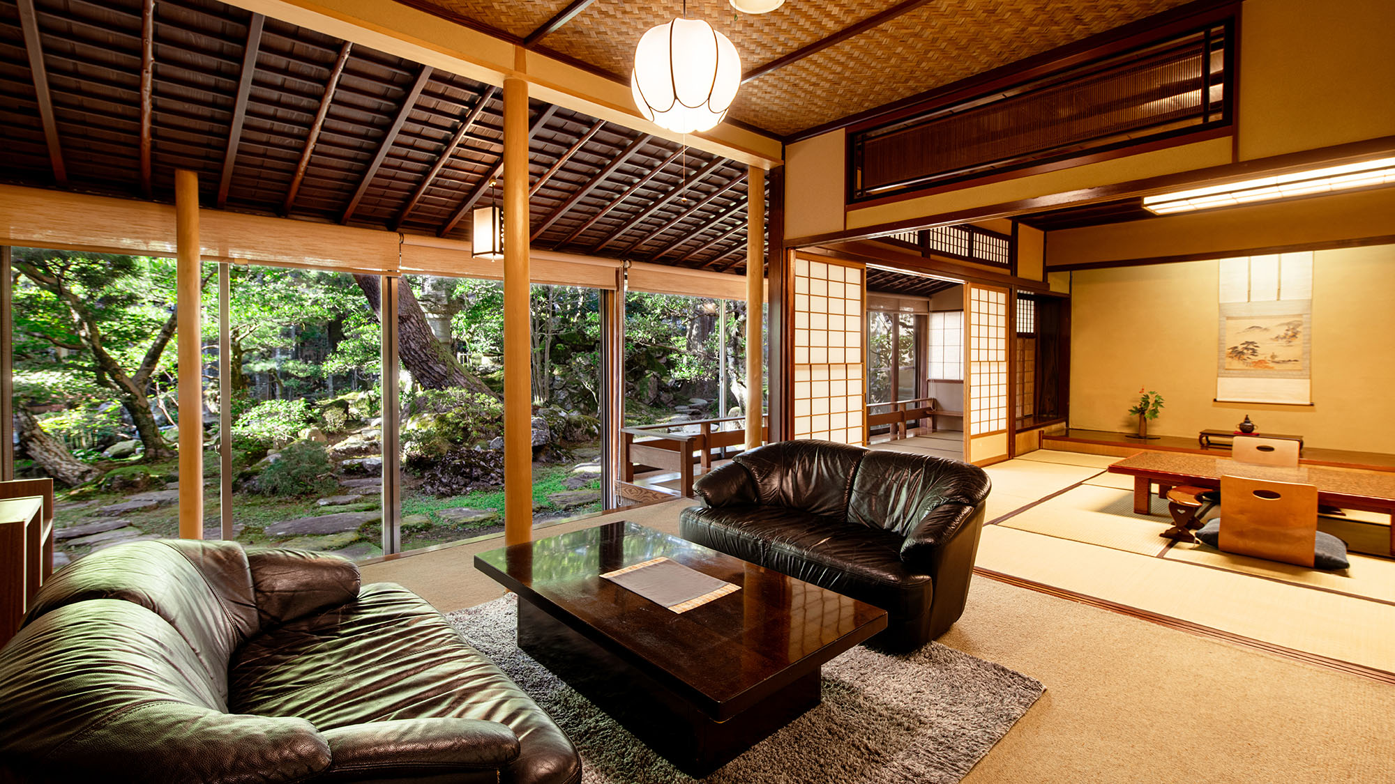 【朝賀の間：プレミアム】窓一面に庭園が広がるお部屋。どこか別の世界に迷い込んだような気分に浸ります。