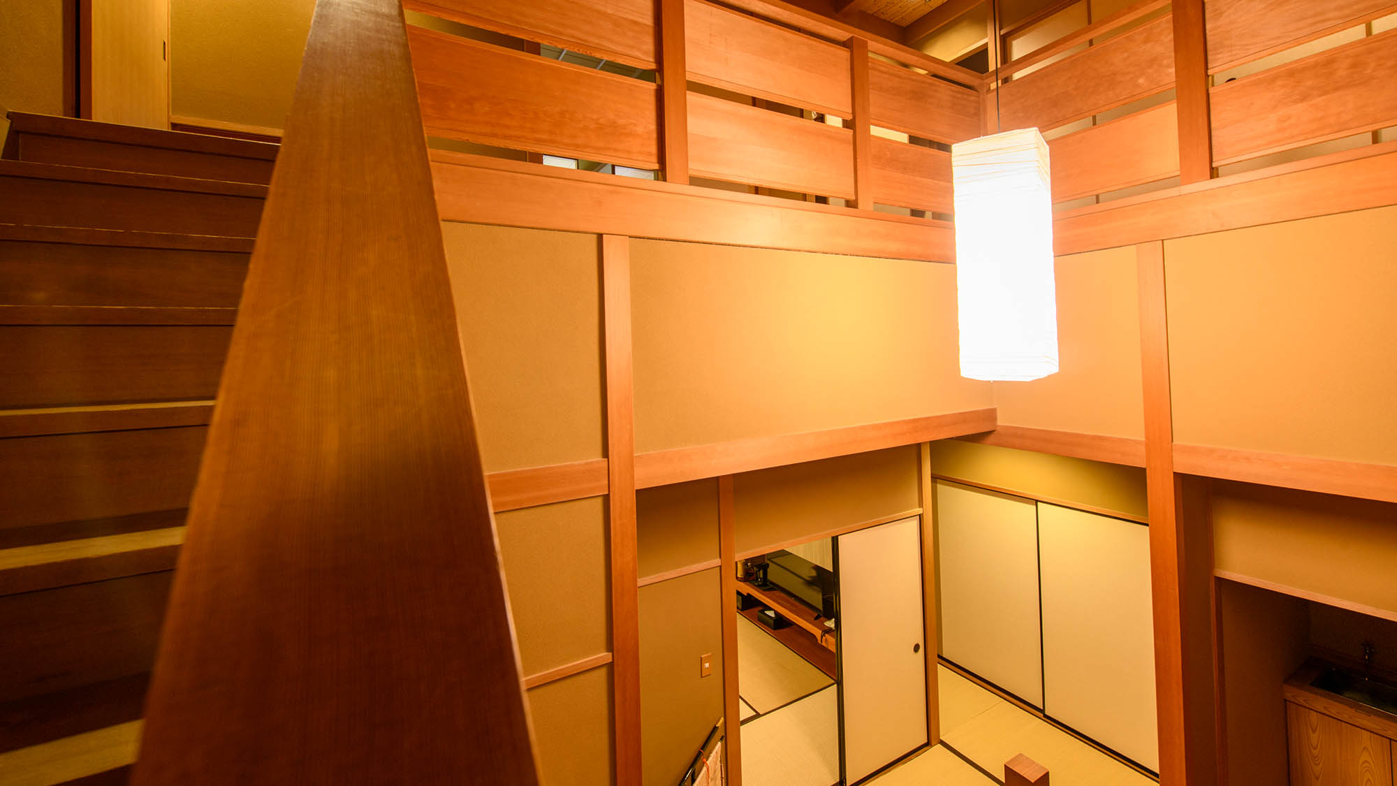 源泉かけ流し露天風呂付【秋の館・モダンメゾネット/重陽の間】1Fに一間、2Fに二間お部屋がございます