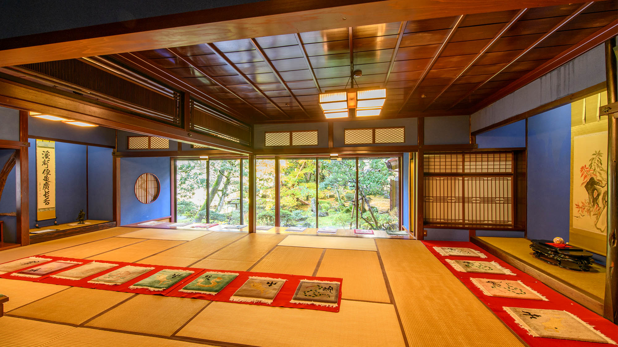 庭園を眺める和風ロビー松風。