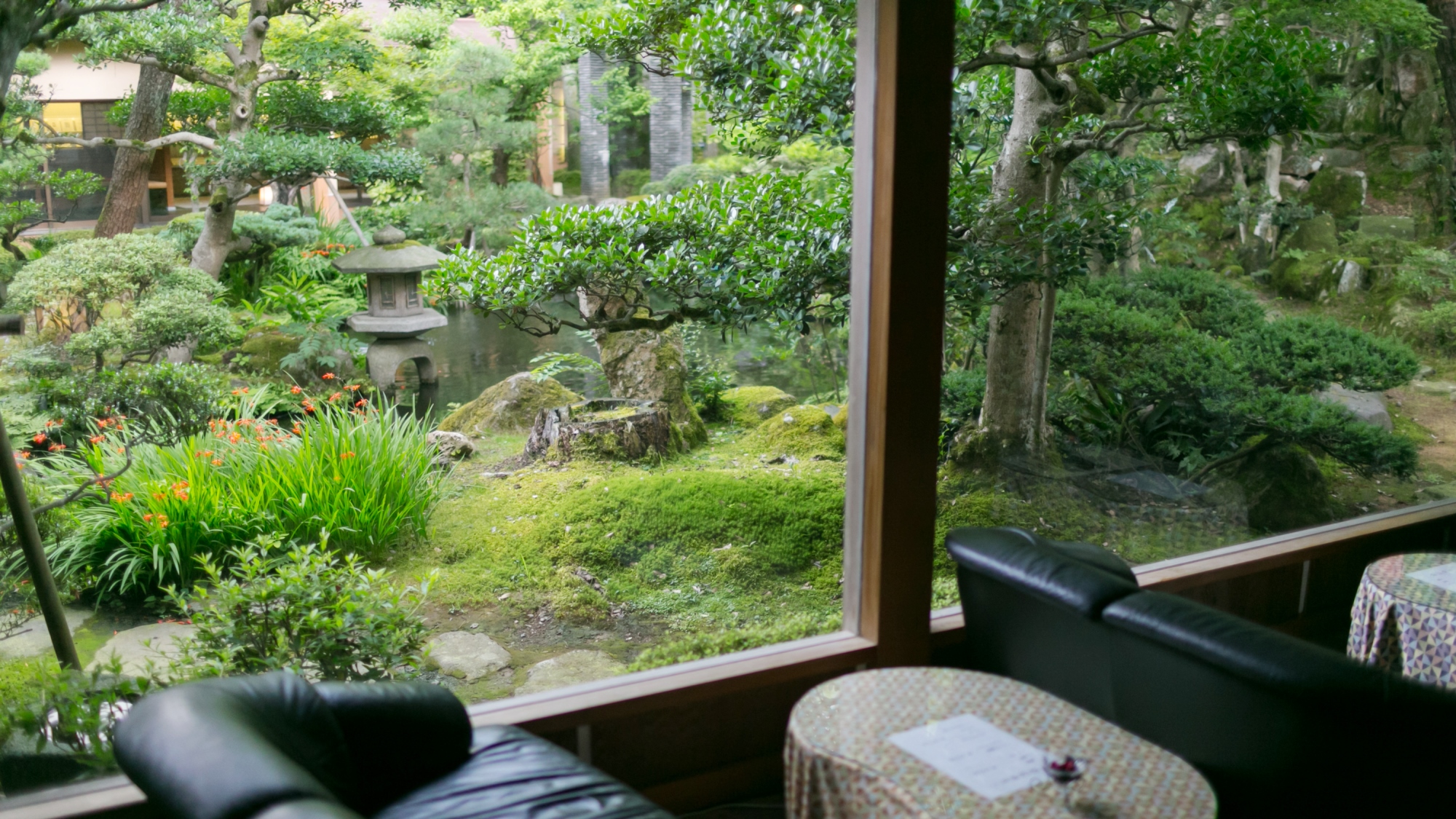 喫茶コーナーから眺める日本庭園。