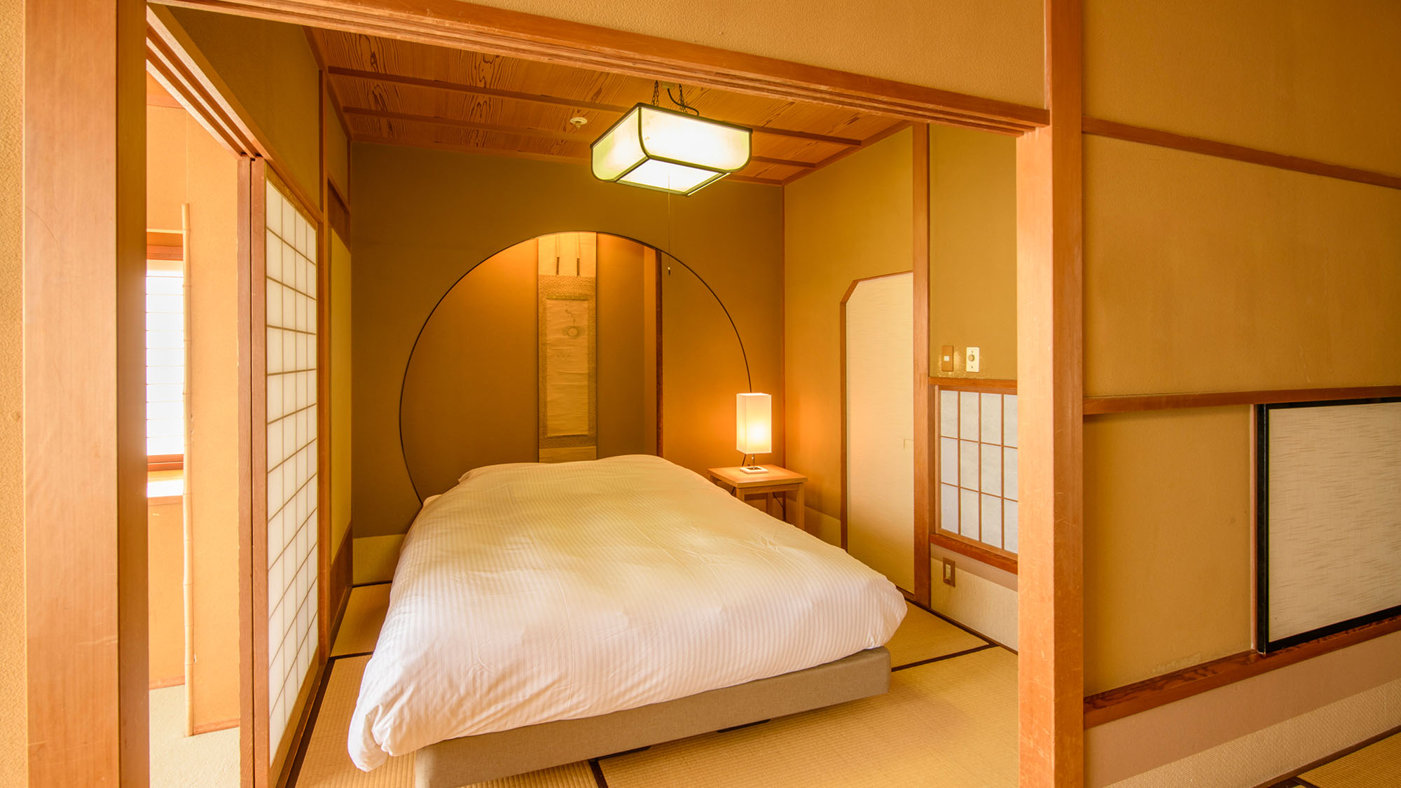 【秋の館‐スタンダード和洋室】クイーンサイズの大きなベッドで、贅沢な眠りを。