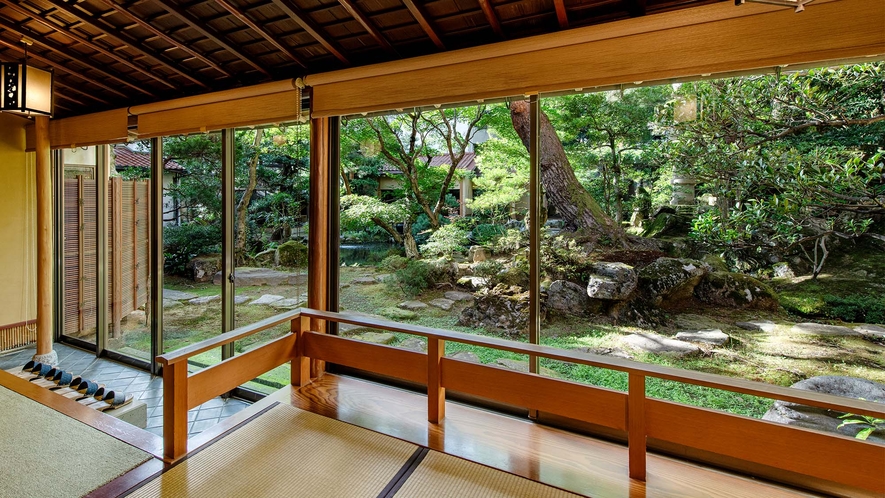 源泉かけ流し半露天風呂付【新春の館・和洋特別室/朝賀の間】