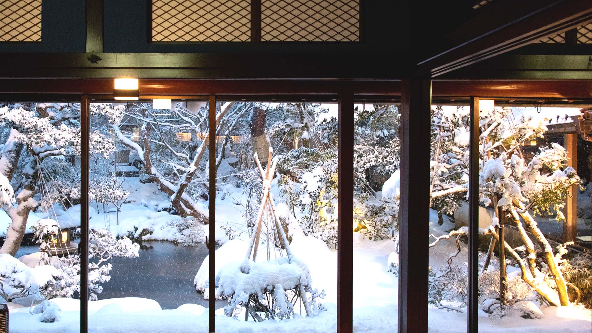 館内からも美しい日本庭園の雪景色をお楽しみいただけます
