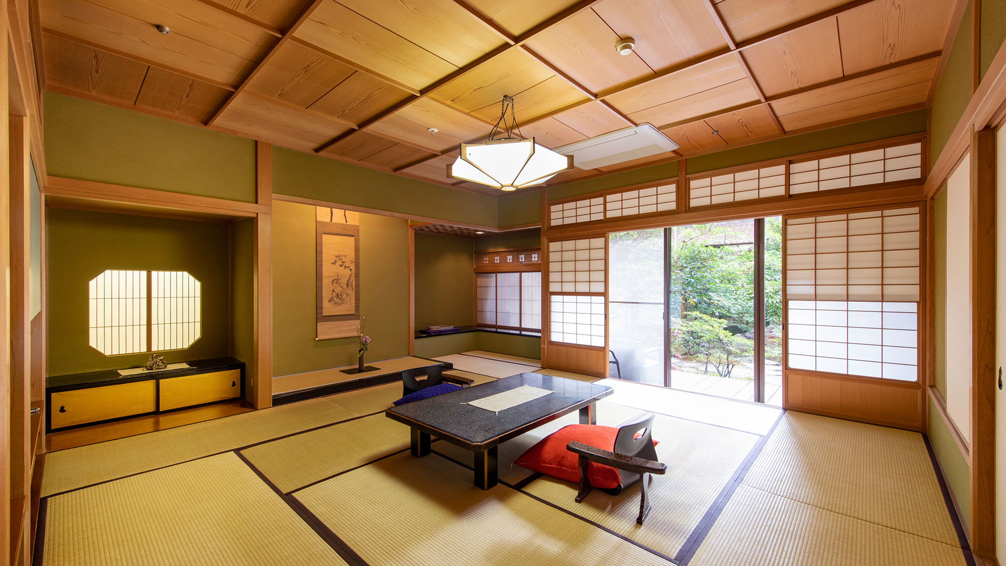 【養老の間：テラススイート】日本庭園に面したお部屋。眺めるのはもちろん、散策もおすすめです。