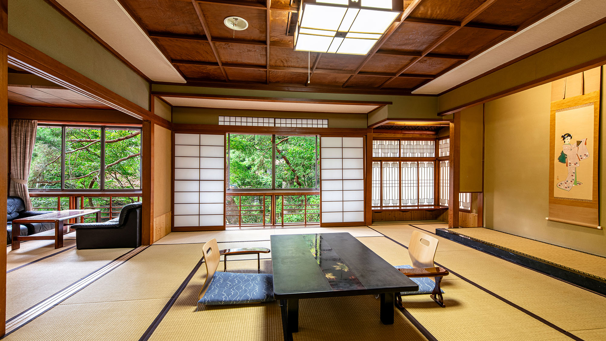 【新春の館‐庭園側和室】すべて1階のお部屋のため、幽玄な世界を間近で味わっていただけます。