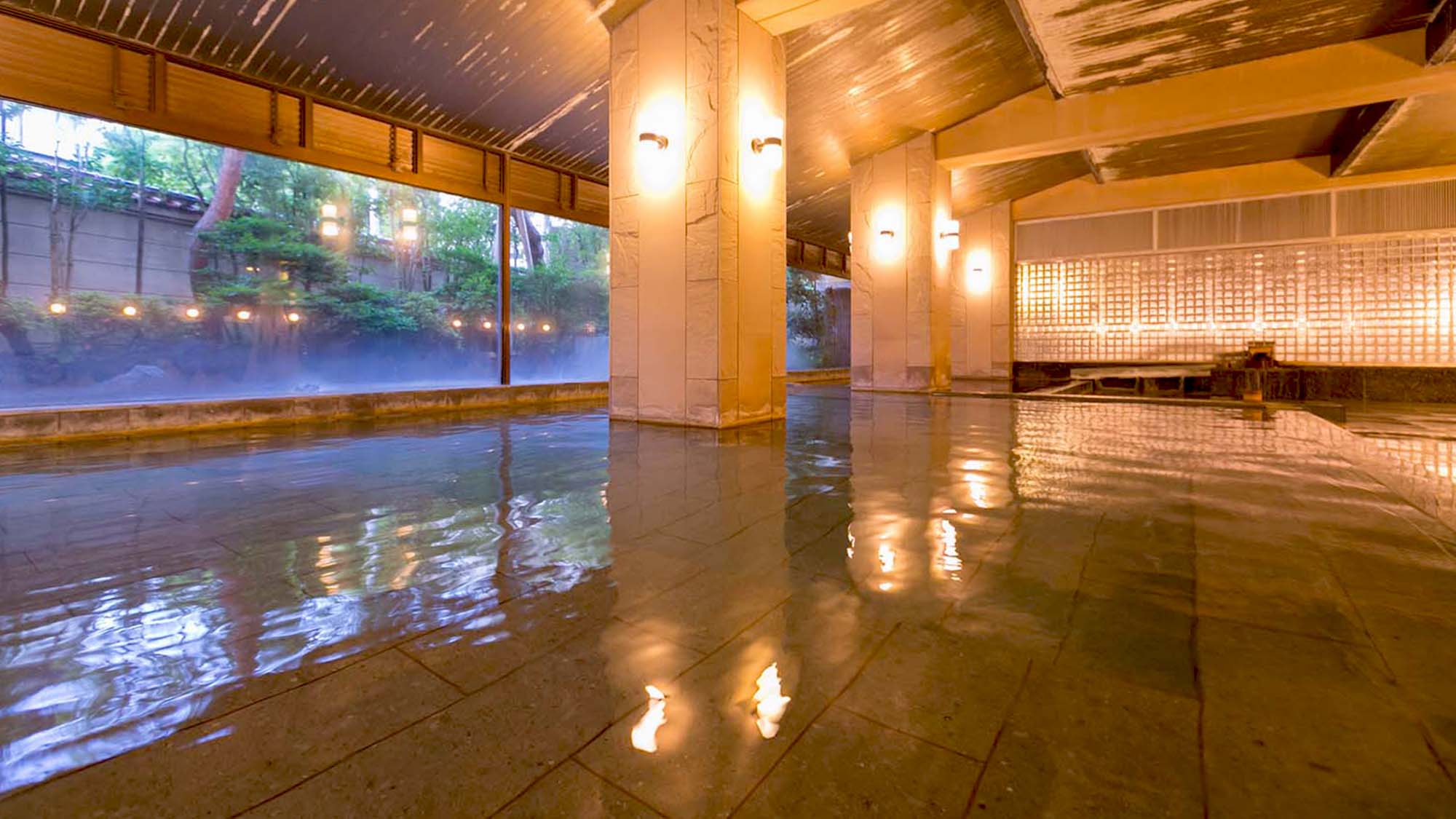 【豊明(ほうめい)】男性大浴場。1300年から湧く効能豊かな湯をお楽しみください。