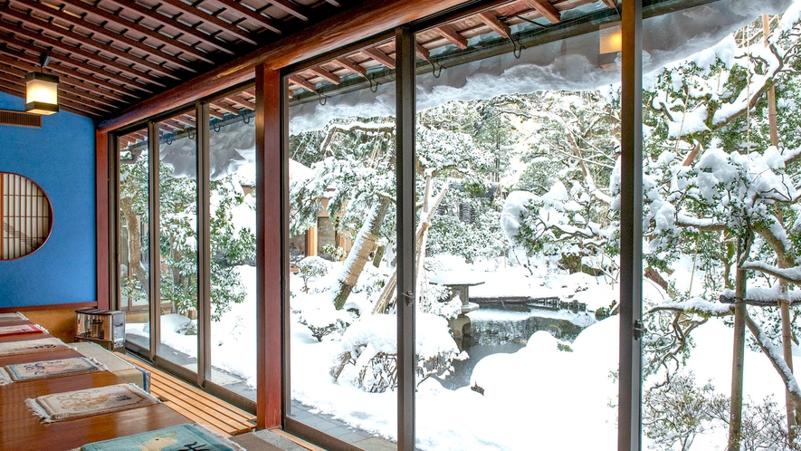 館内からも美しい日本庭園の雪景色をお楽しみいただけます