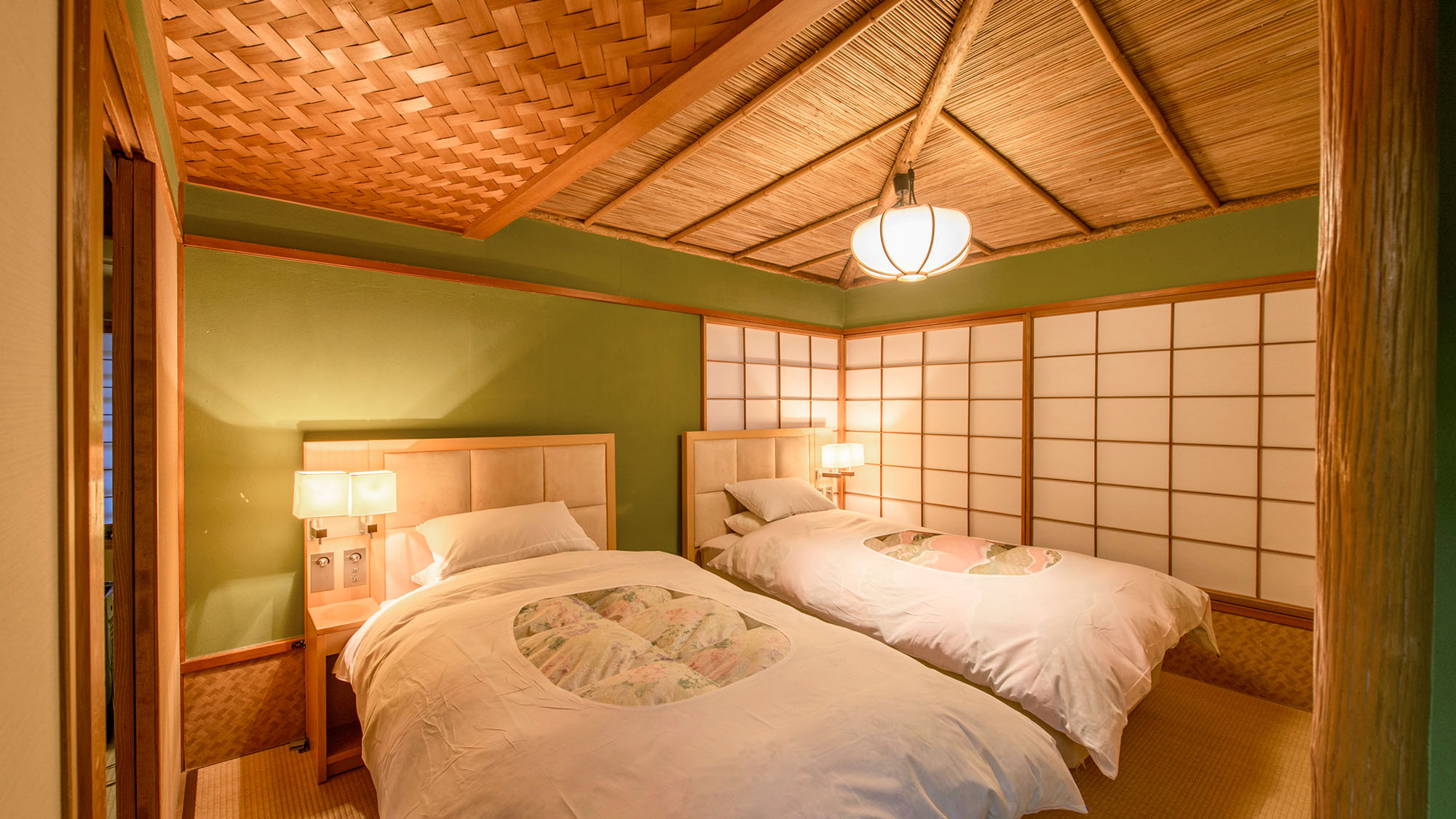 【春の館‐庭園側和洋室】旅の疲れを癒す快適なベッドタイプのお部屋です。