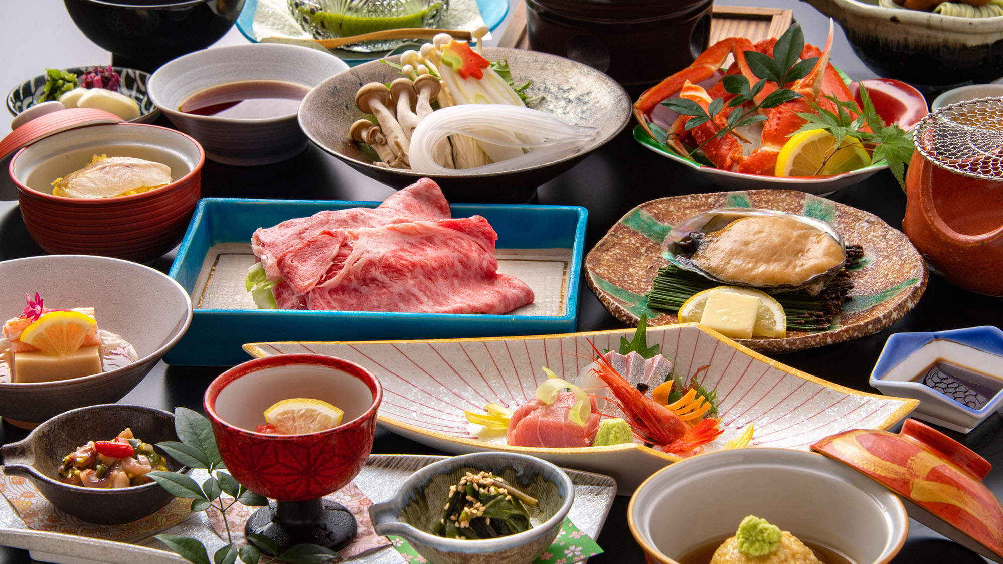 【グレードUP‐遊仙会席】歯応えある食感と磯の香りが根強い人気の「アワビ陶板焼き」がメイン。