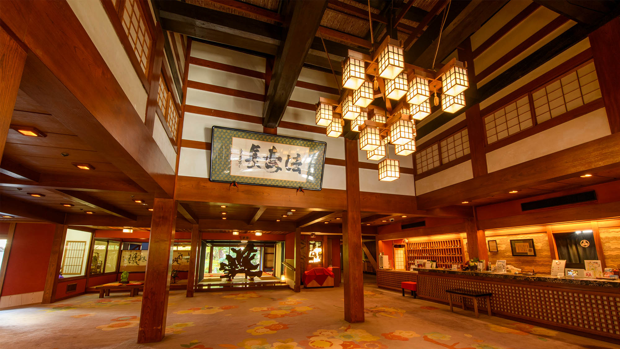 国の登録文化財に指定された建屋にある玄関ロビー。