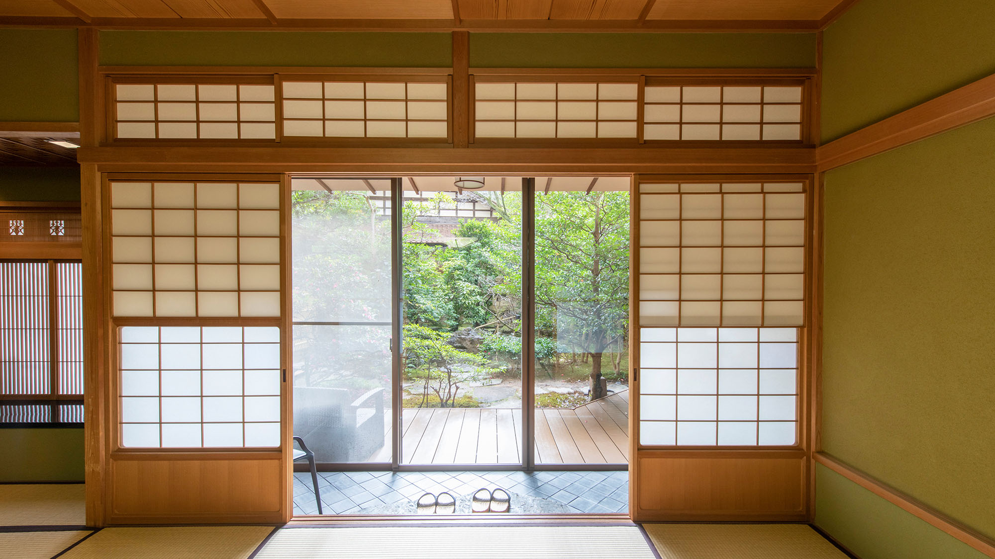 【養老の間：テラススイート】日本庭園に面したお部屋。眺めるのはもちろん、散策もおすすめです。