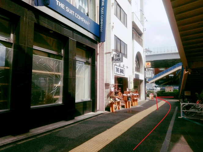 フレックステイイン飯田橋までの道案内：松屋の黄色看板が見えます。