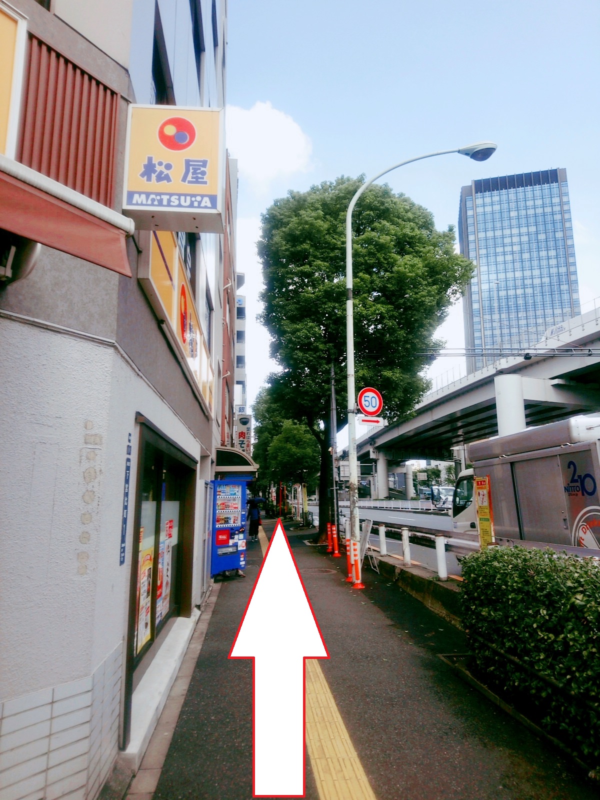 マイステイズ飯田橋までの道案内：首都交差点が右手にあります。