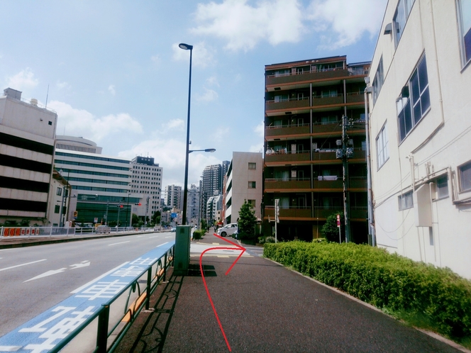 フレックステイイン飯田橋までの道案内：1個目の脇道に曲がってください。