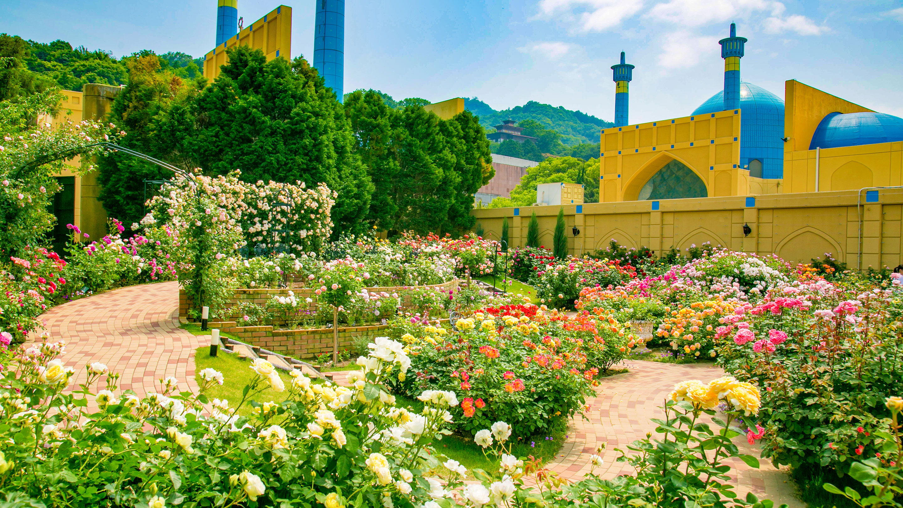 春から秋にかけてアジアの遺跡に様々な花が咲き乱れます