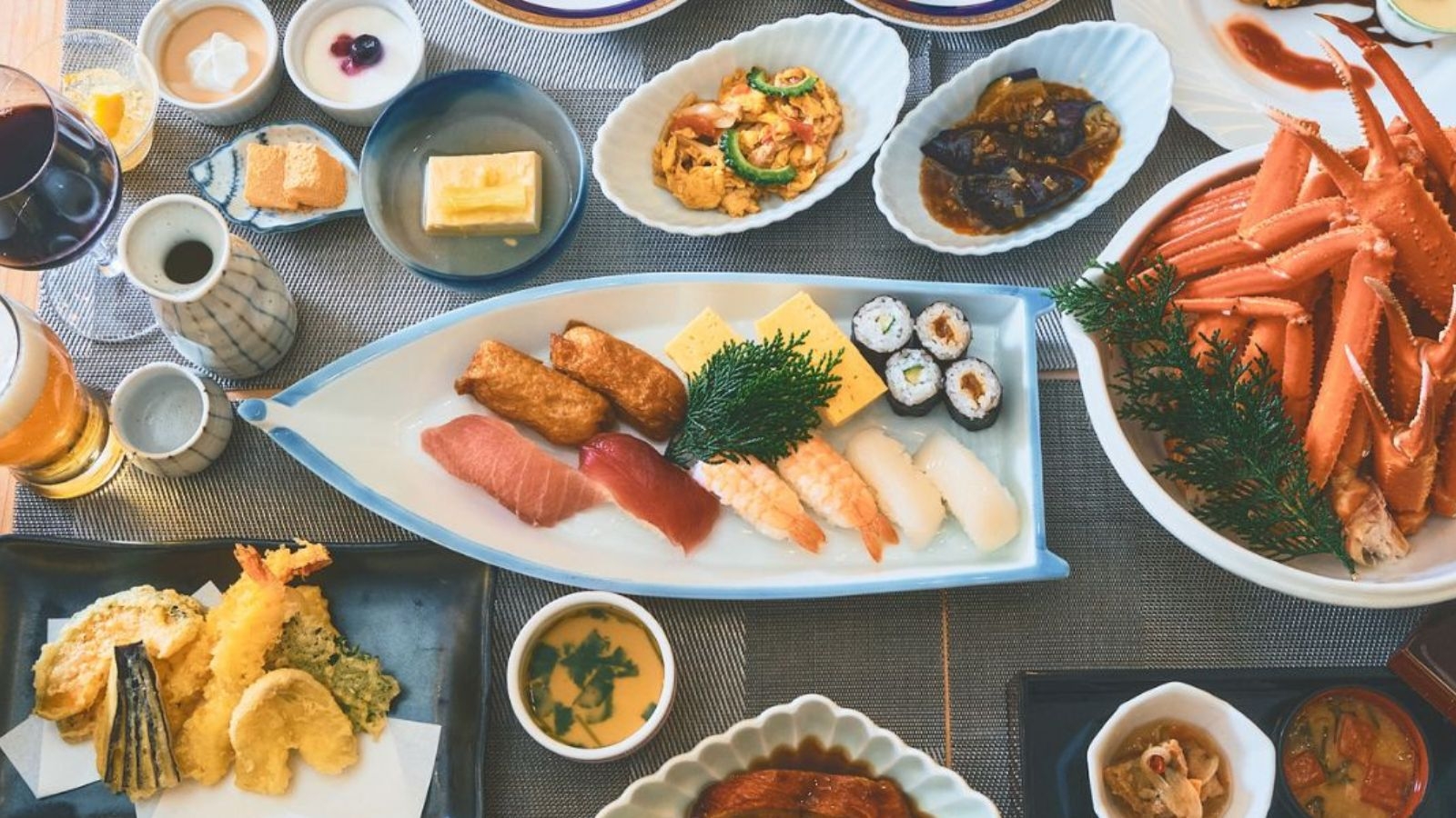 【【基本プラン★１泊２食】郷土料理や海鮮「和洋中バイキング」！〜お部屋は広々120平米の和洋室〜