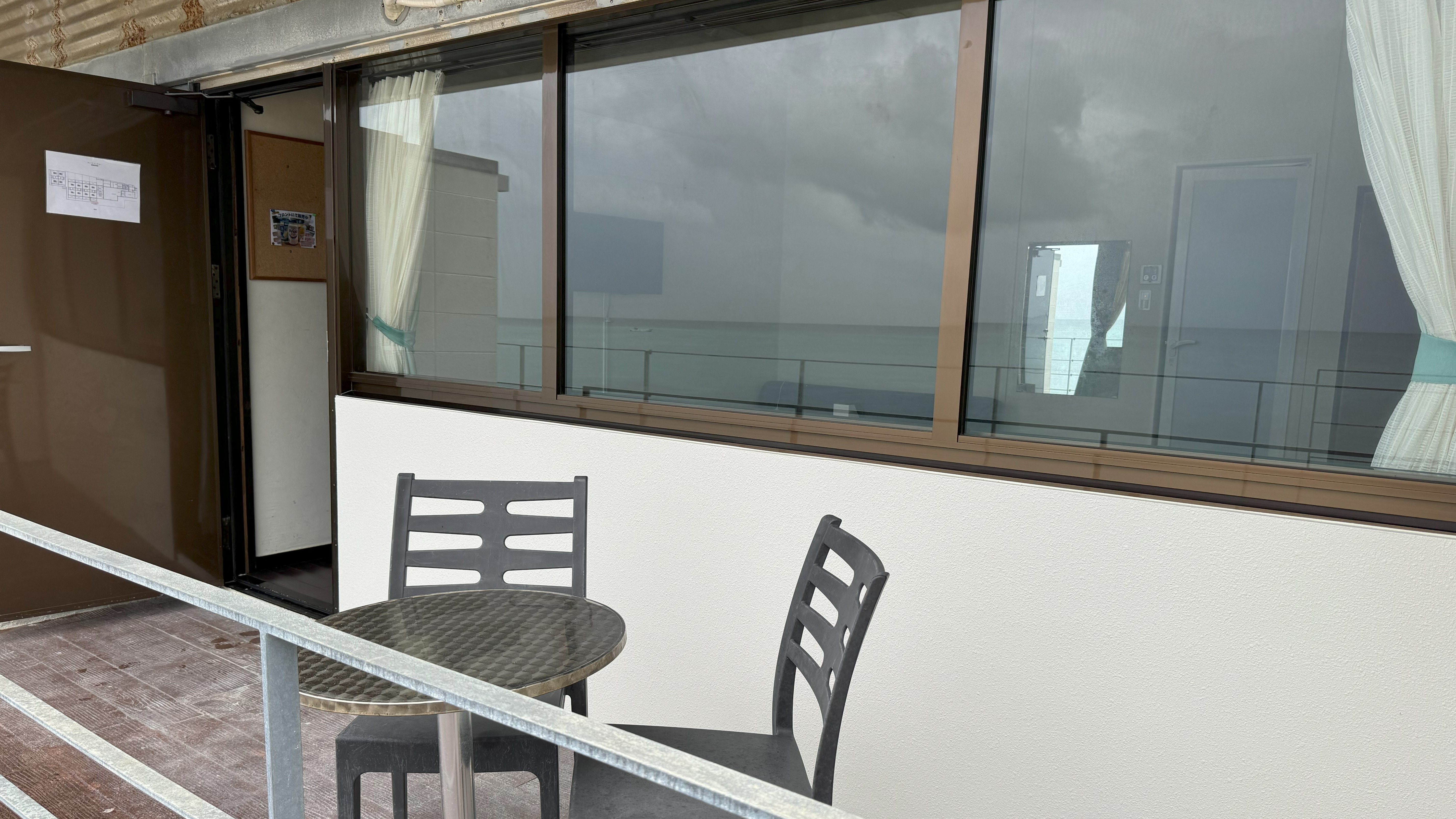 ホテル棟　洋室オーシャンビュー１-３　ベランダ