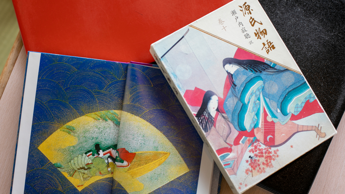 お部屋には源氏物語にまつわる著書をご用意しております。